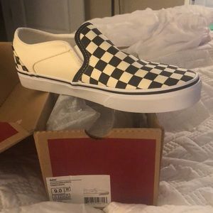 Brand new in box Women’s Vans Asher checkerboard slip ons Sz 9